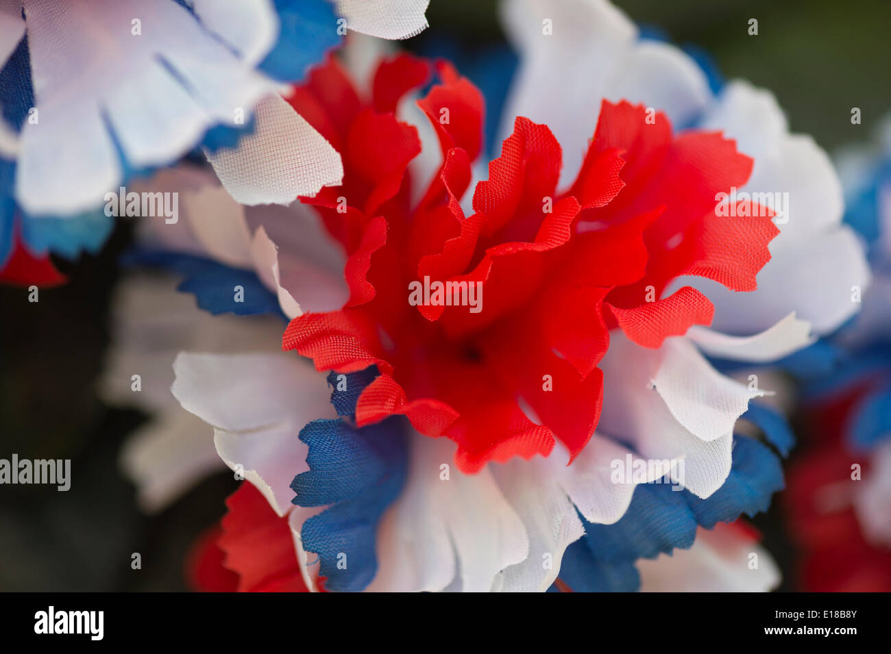 Merrick, New York, États-Unis - 26 mai 2014 - Détail d'un rouge blanc et bleu fleur tissu décorer une couronne au monument commémoratif de Merrick Défilé et cérémonie de la journée, organisée par l'American Legion Post 1282 du Merrick, honorer ceux qui sont morts à la guerre tout en servant dans les forces armées des États-Unis. Credit : Ann E Parry/Alamy Live News Banque D'Images