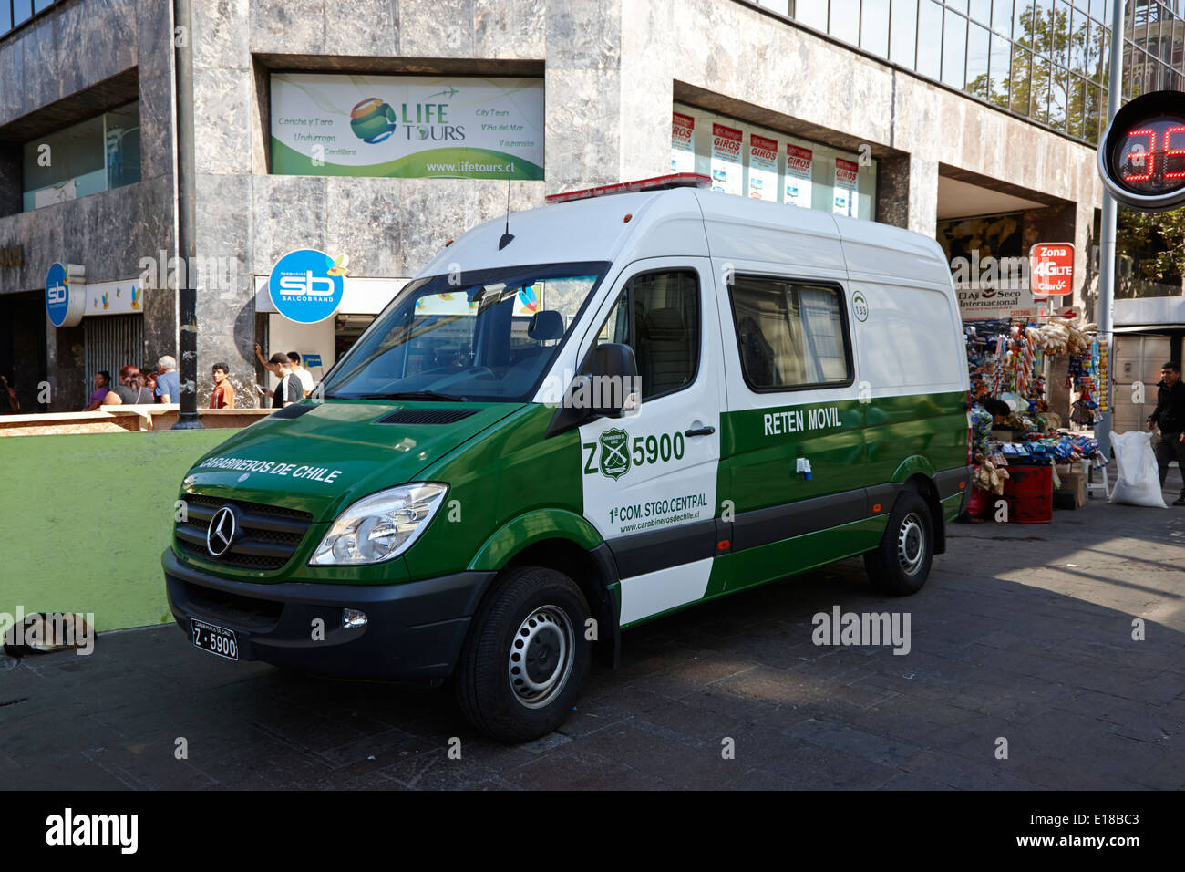 Les carabiniers du Chili la rétention de la police nationale de contrôle mobile movil véhicule au centre-ville de Santiago du Chili Banque D'Images