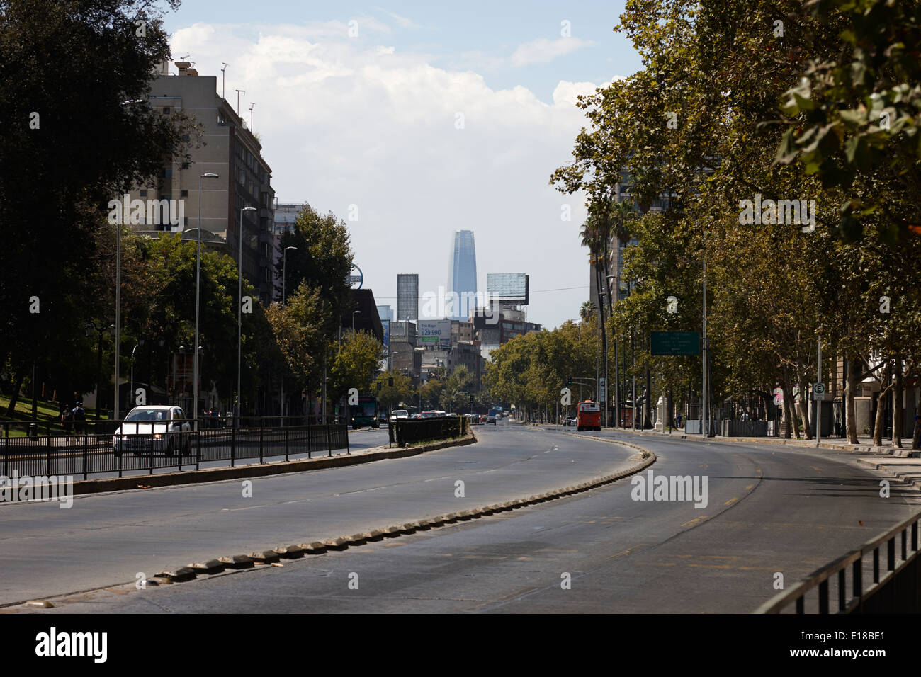 Avenida Libertador General Bernardo O'Higgins centre-ville de Santiago du Chili vers providencia et grand torre Banque D'Images