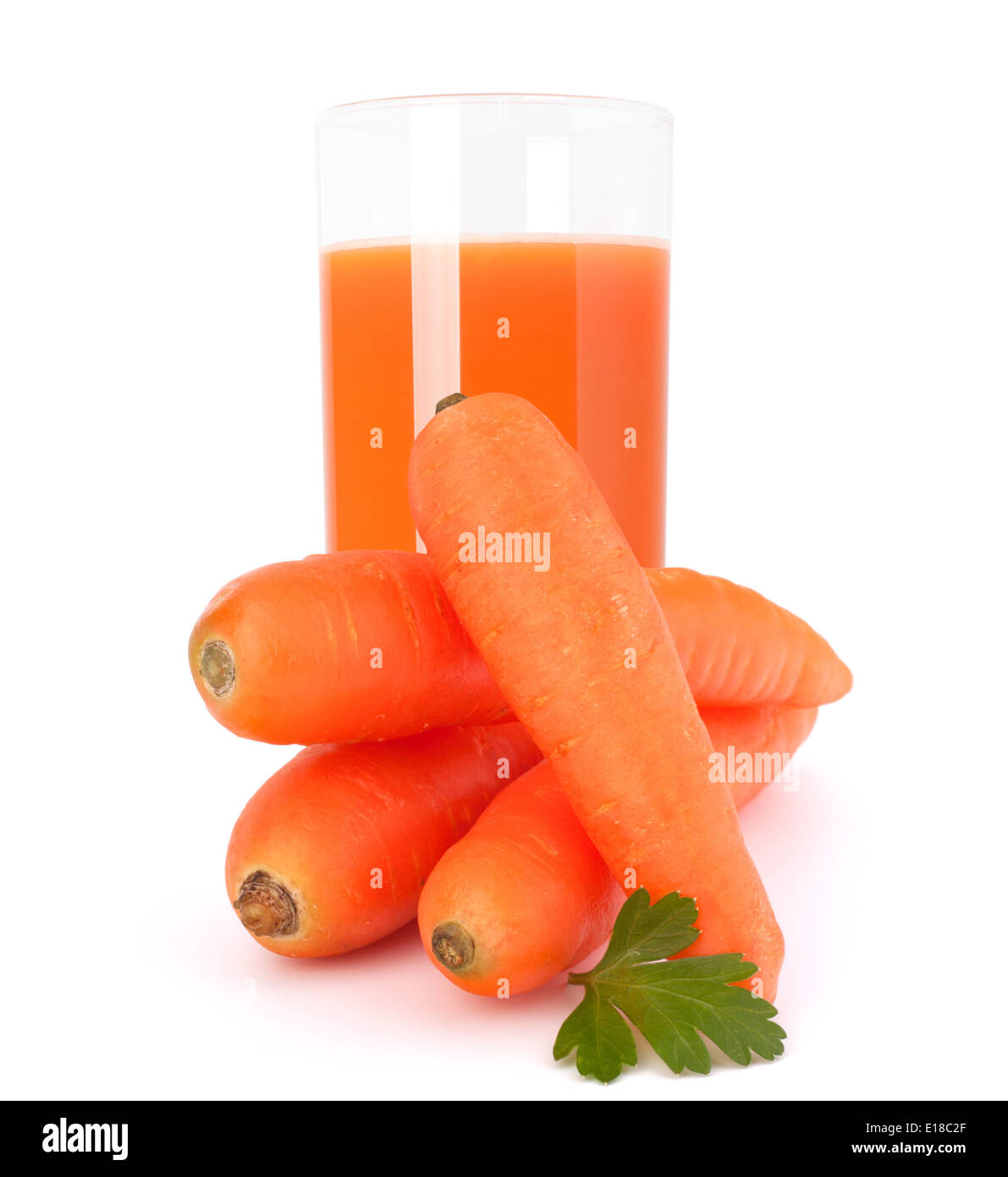 Verre de jus de carottes et de carotte tubercules isolé sur fond blanc Banque D'Images