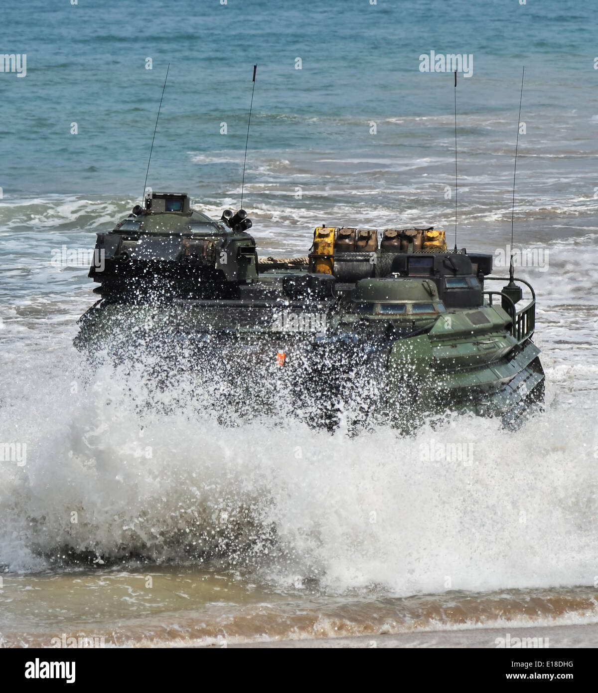 1 avril 2014, Pohang, Corée du Sud : Marines US Assault Véhicule amphibie (AAV7) à l'atterrissage à Dogu Plage à Pohang, Corée du Sud, le 1 avril 2014. © AFLO/Alamy Live News Banque D'Images