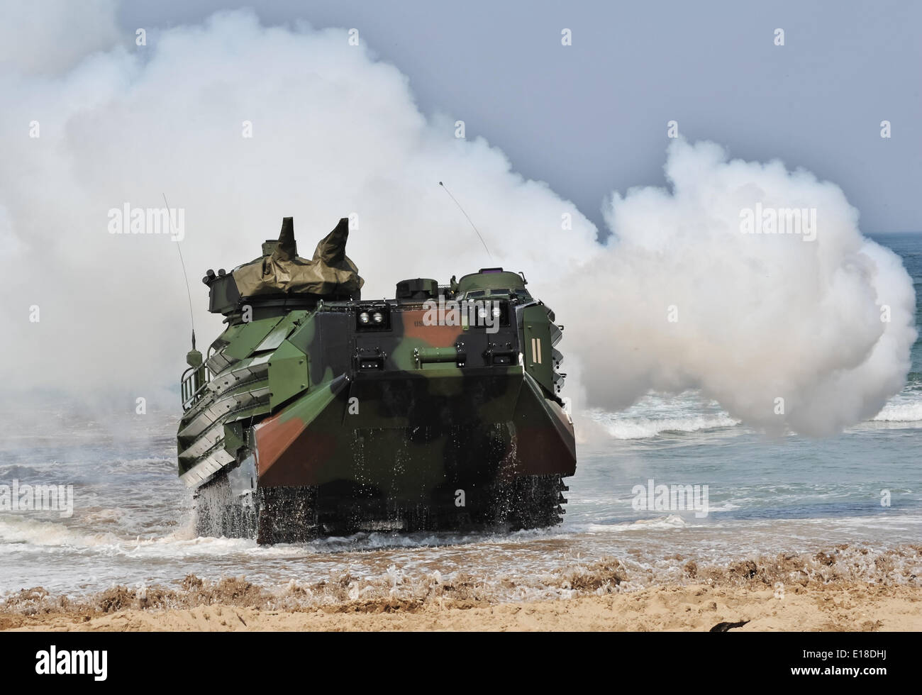 1 avril 2014, Pohang, Corée du Sud : Marines US Assault Véhicule amphibie (AAV7) à l'atterrissage à Dogu Plage à Pohang, Corée du Sud, le 1 avril 2014. © AFLO/Alamy Live News Banque D'Images