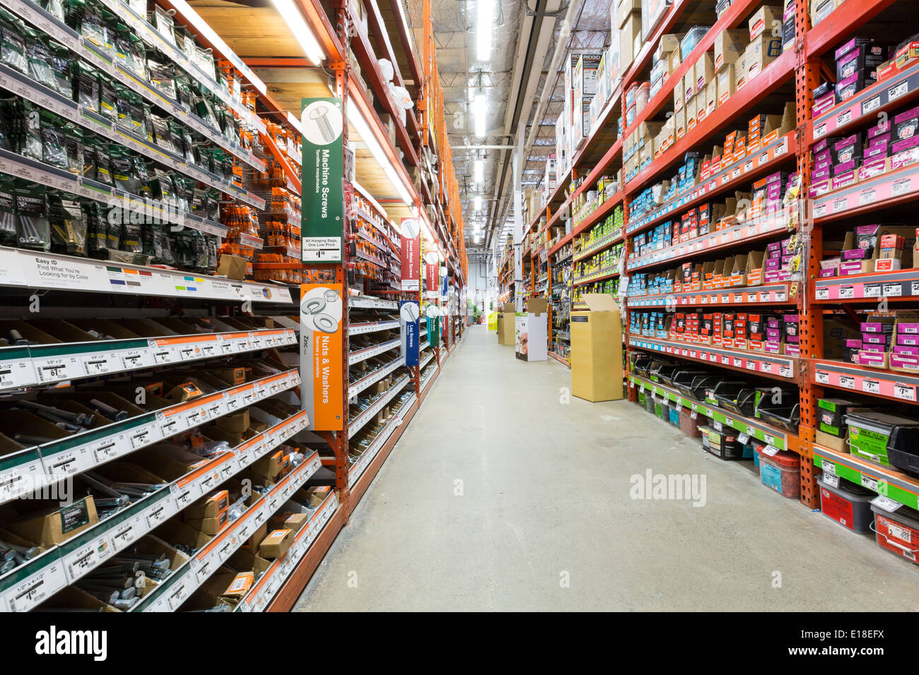 Allée dans un magasin de matériel de Home Depot. Banque D'Images