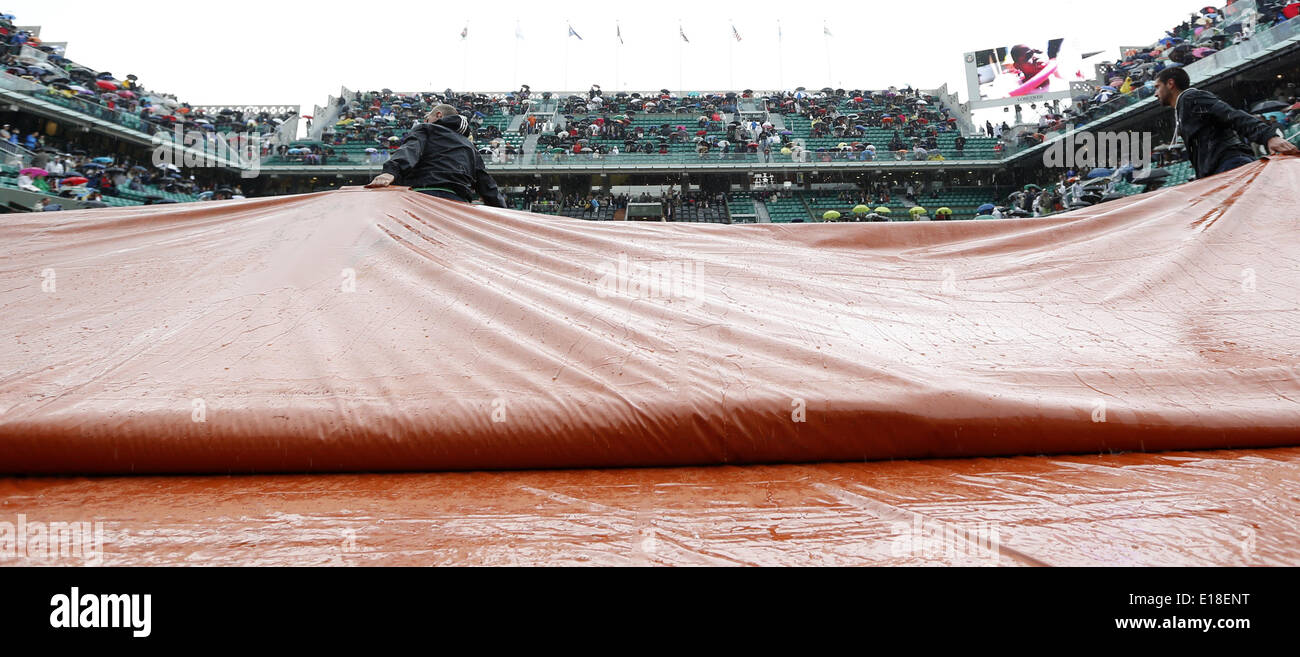 Paris. 26 mai, 2014. Utiliser les travailleurs au sol sous forme de pluie raincover arrête de jouer pendant la première ronde du tournoi match entre Novak Djokovic de Serbie et Joao Sousa du Portugal au jour 2 de l'Open de France de Roland Garros à Paris le 26 mai 2014. Novak Djokovic a gagné 3-0. Credit : Wang Lili/Xinhua/Alamy Live News Banque D'Images