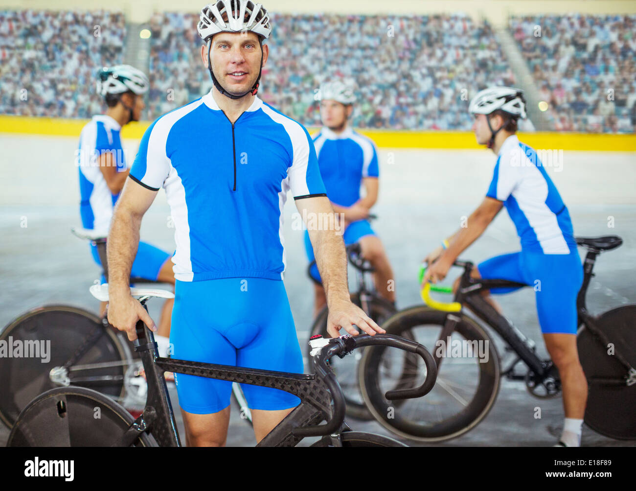 Les cyclistes sur piste vélodrome en permanent Banque D'Images
