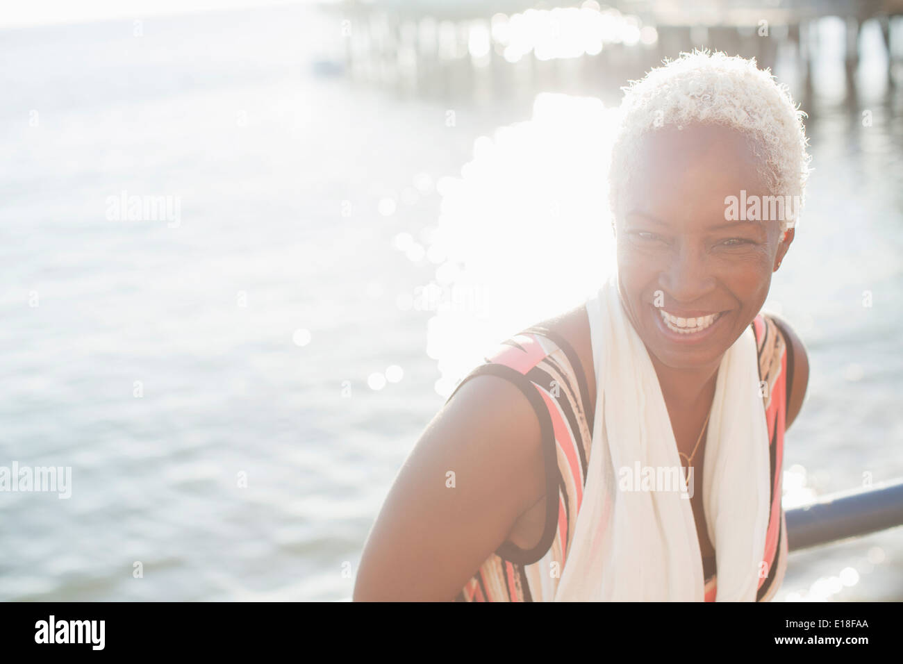Portrait of smiling woman at oceanfront Banque D'Images