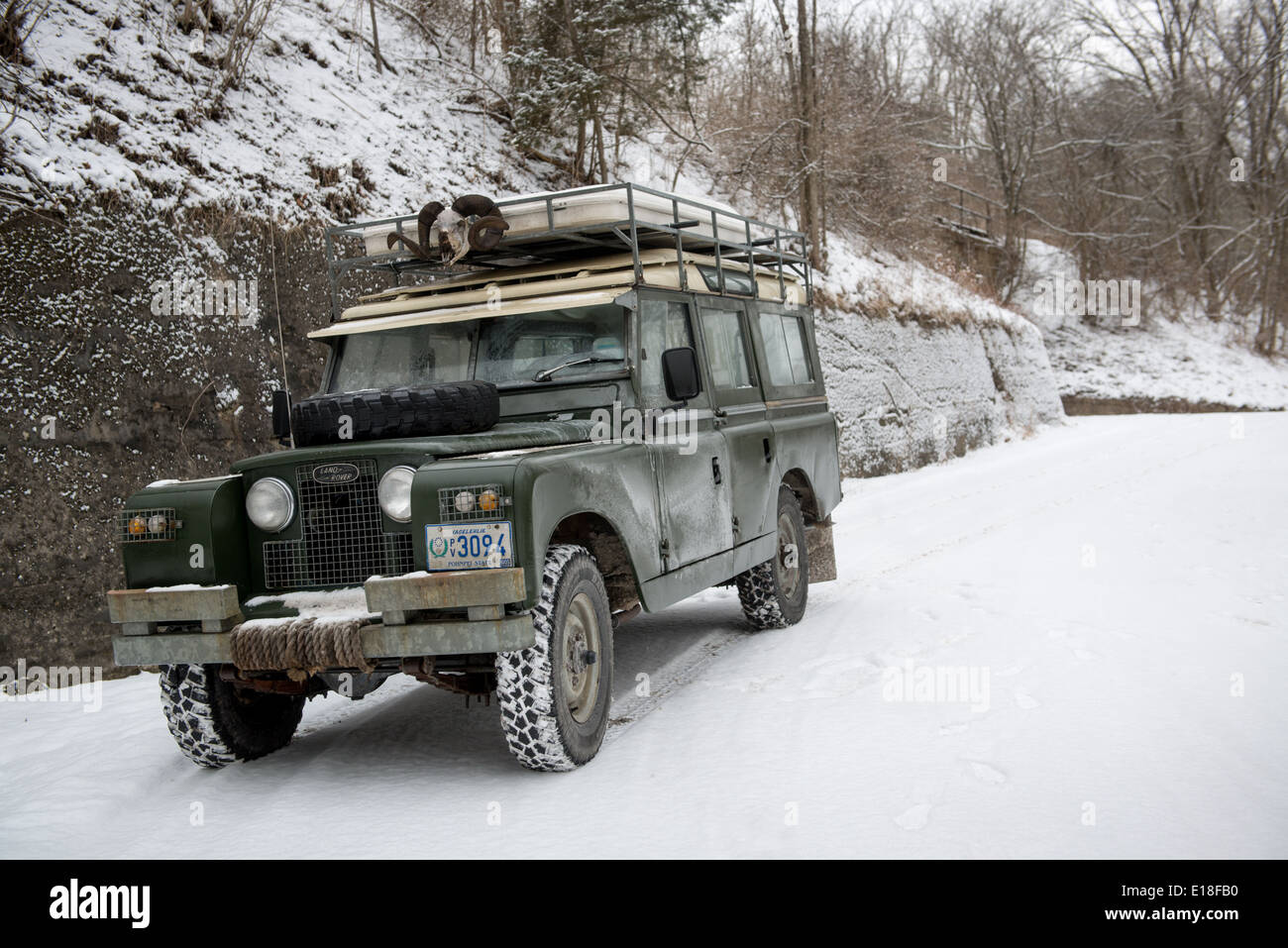 Land Rover à Green Ridge State forêt durant l'hiver dans l'ouest du Maryland, USA Banque D'Images
