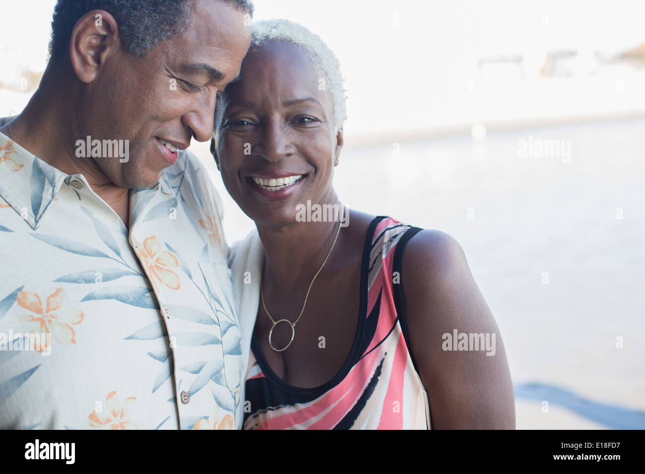 Portrait of senior couple hugging Banque D'Images