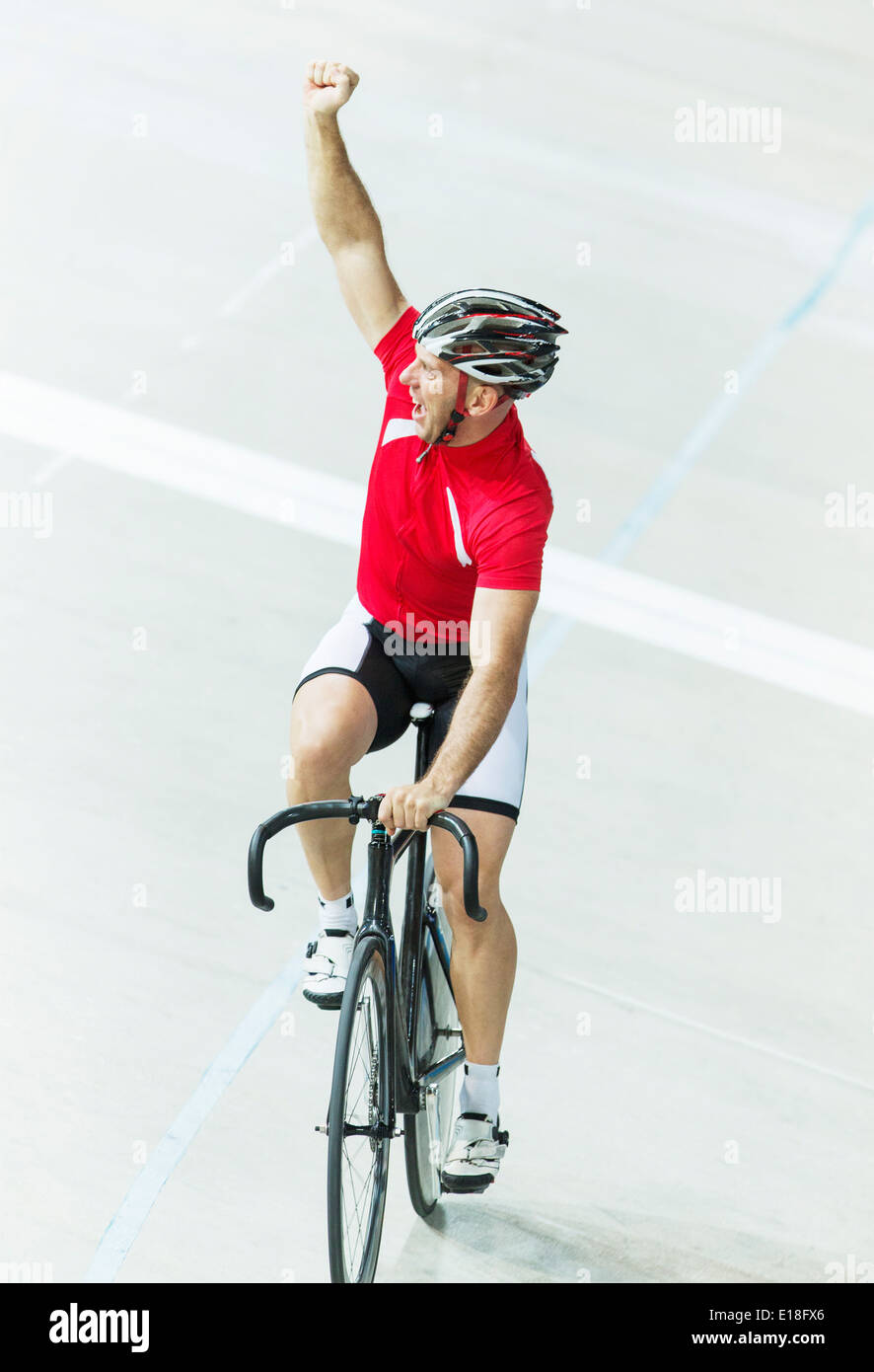 Track cyclist celebrating in velodrome Banque D'Images