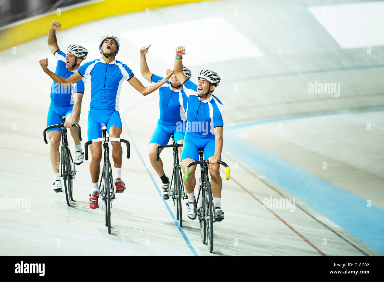 L'équipe de cyclisme sur piste célébrer sur la voie Banque D'Images