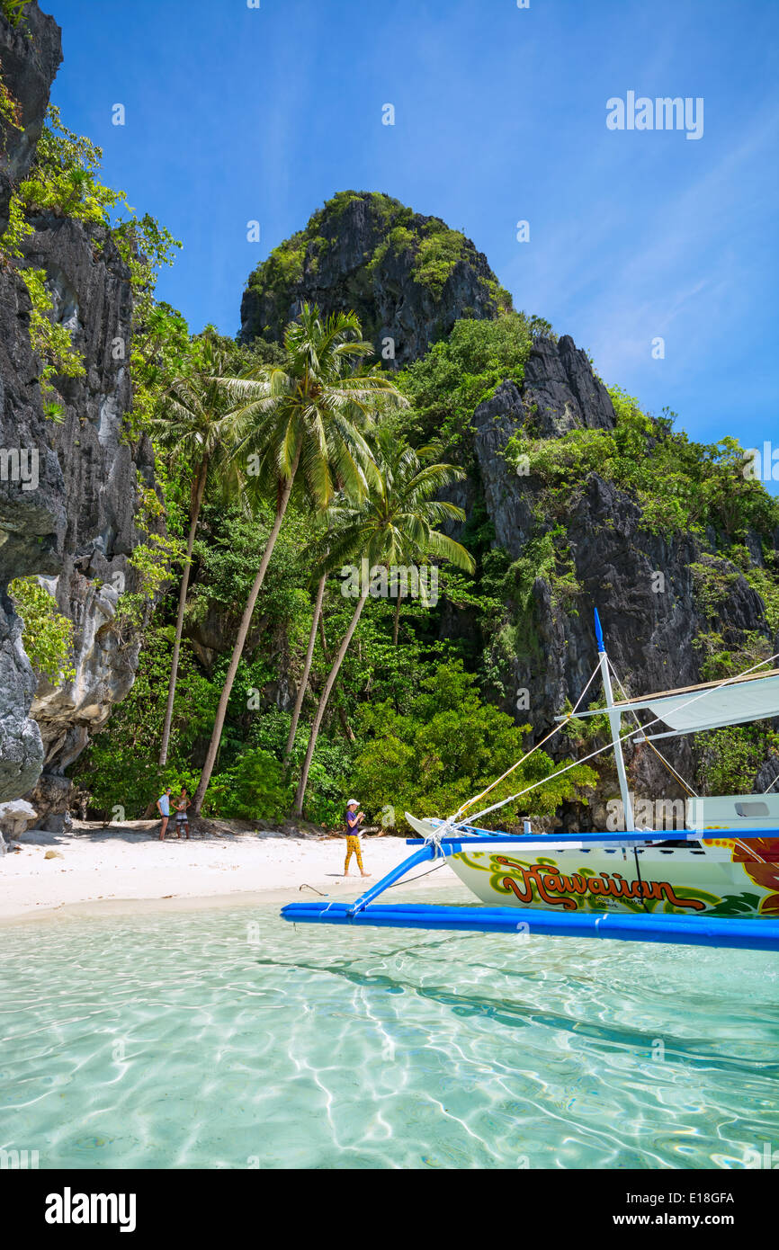 Island hopping avec banca traditionnels voile à El Nido - Philippines Palawan , . Banque D'Images