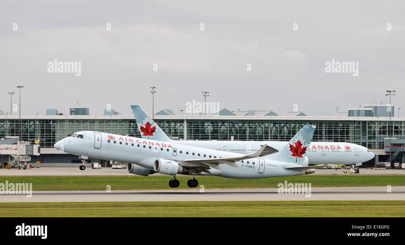 Air Canada d'un Embraer ERJ-190 (C-FHKS) narrow-corps jetliner décolle de l'Aéroport International de Vancouver Banque D'Images