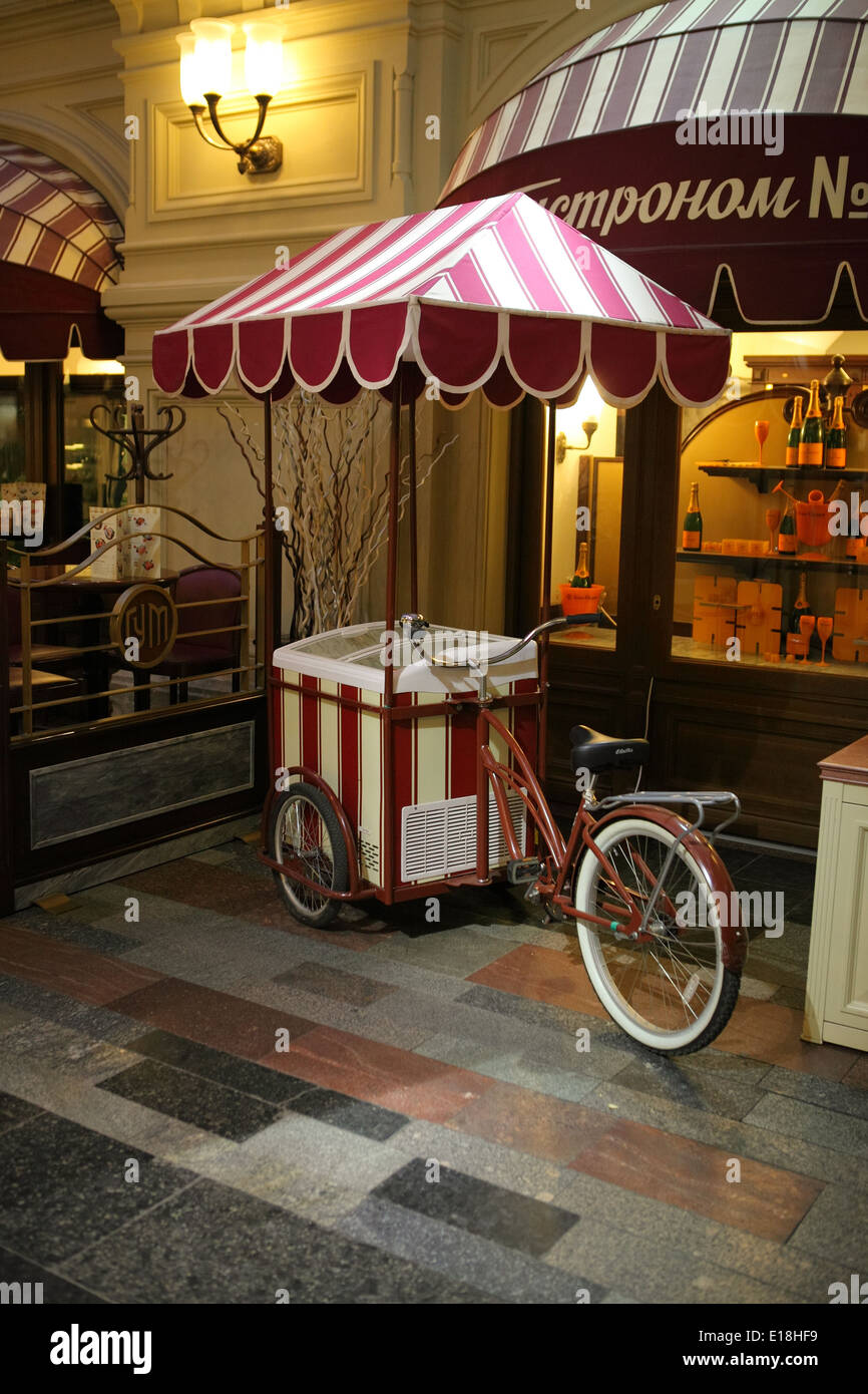 Des vélotaxis ice-cream Gastronome n ° 1 dans la région de GUM sur la Place Rouge, Moscou, Russie Banque D'Images