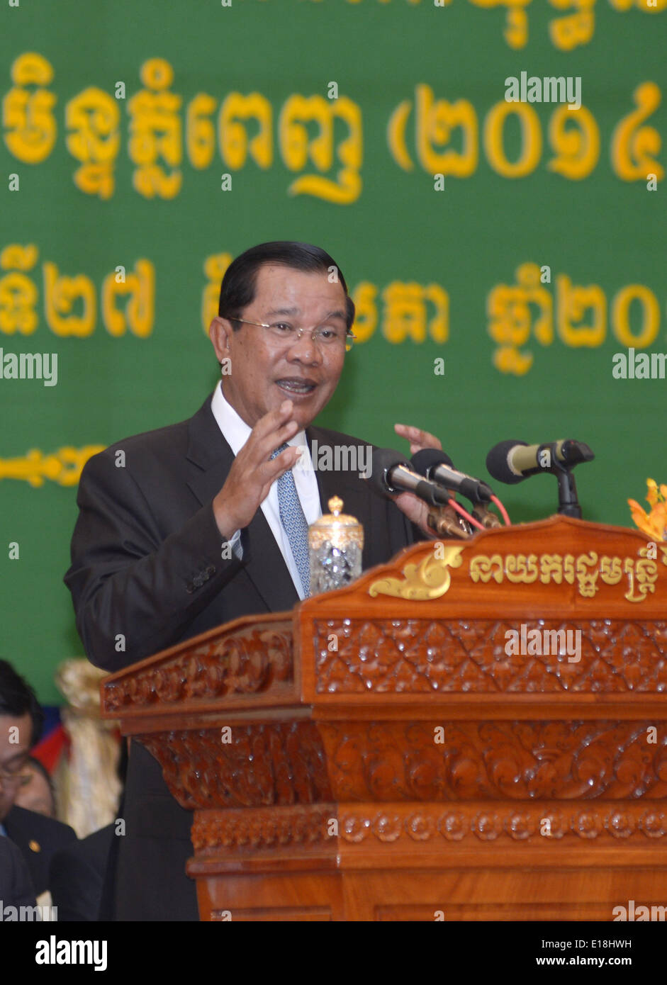 Phnom Penh, Cambodge. 27 mai, 2014. Le Premier ministre cambodgien Hun Sen (C) prend la parole lors d'une cérémonie à l'Université royale de Phnom Penh, Cambodge, 27 mai 2014. Le Cambodge a vu le coup d'État militaire en Thaïlande la semaine dernière que le thaï l'intérieur et le pays n'aurait pas se mêler des affaires en Thaïlande, le Premier Ministre Hun Sen a déclaré mardi. Credit : Sovannara/Xinhua/Alamy Live News Banque D'Images