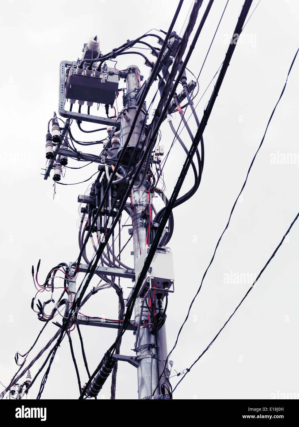 Occupé de câbles aériens électriques complexes à Tokyo au Japon Banque D'Images