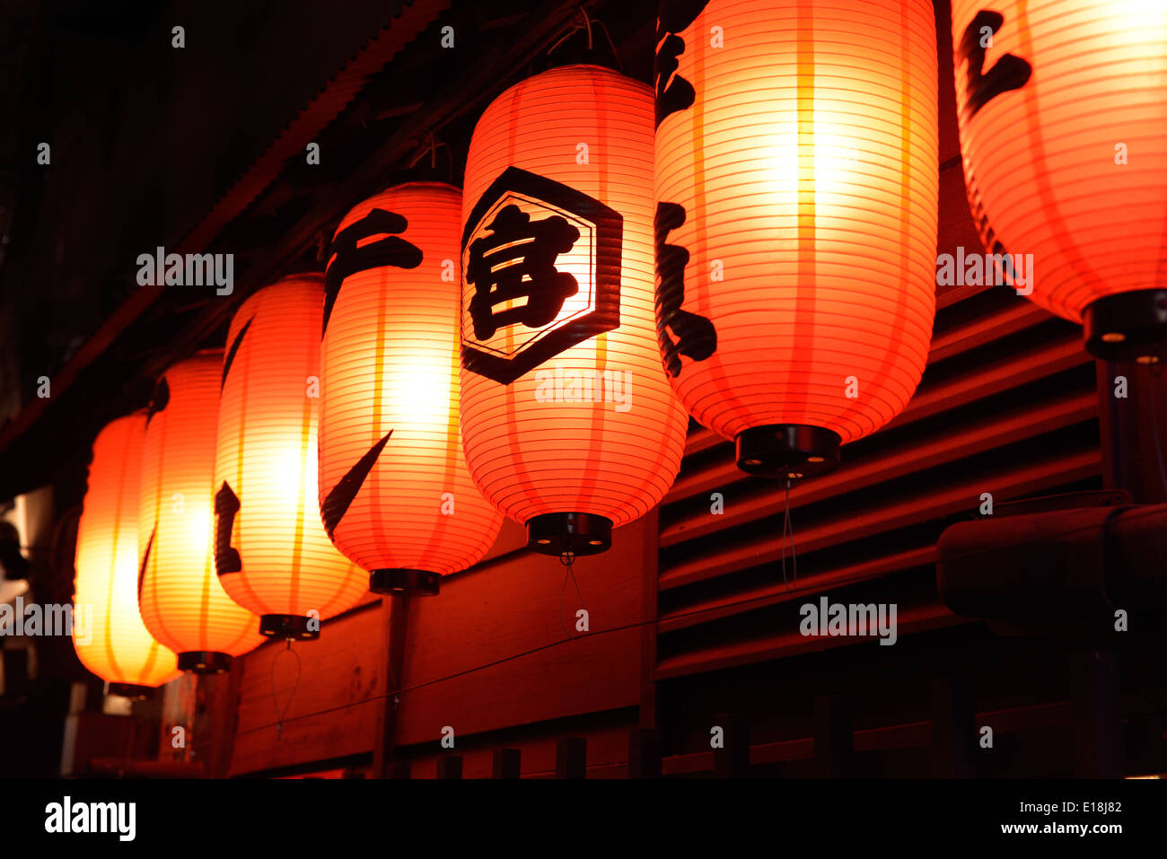 Lanternes rouges d'un restaurant japonais dans la nuit. Tokyo, Japon. Banque D'Images