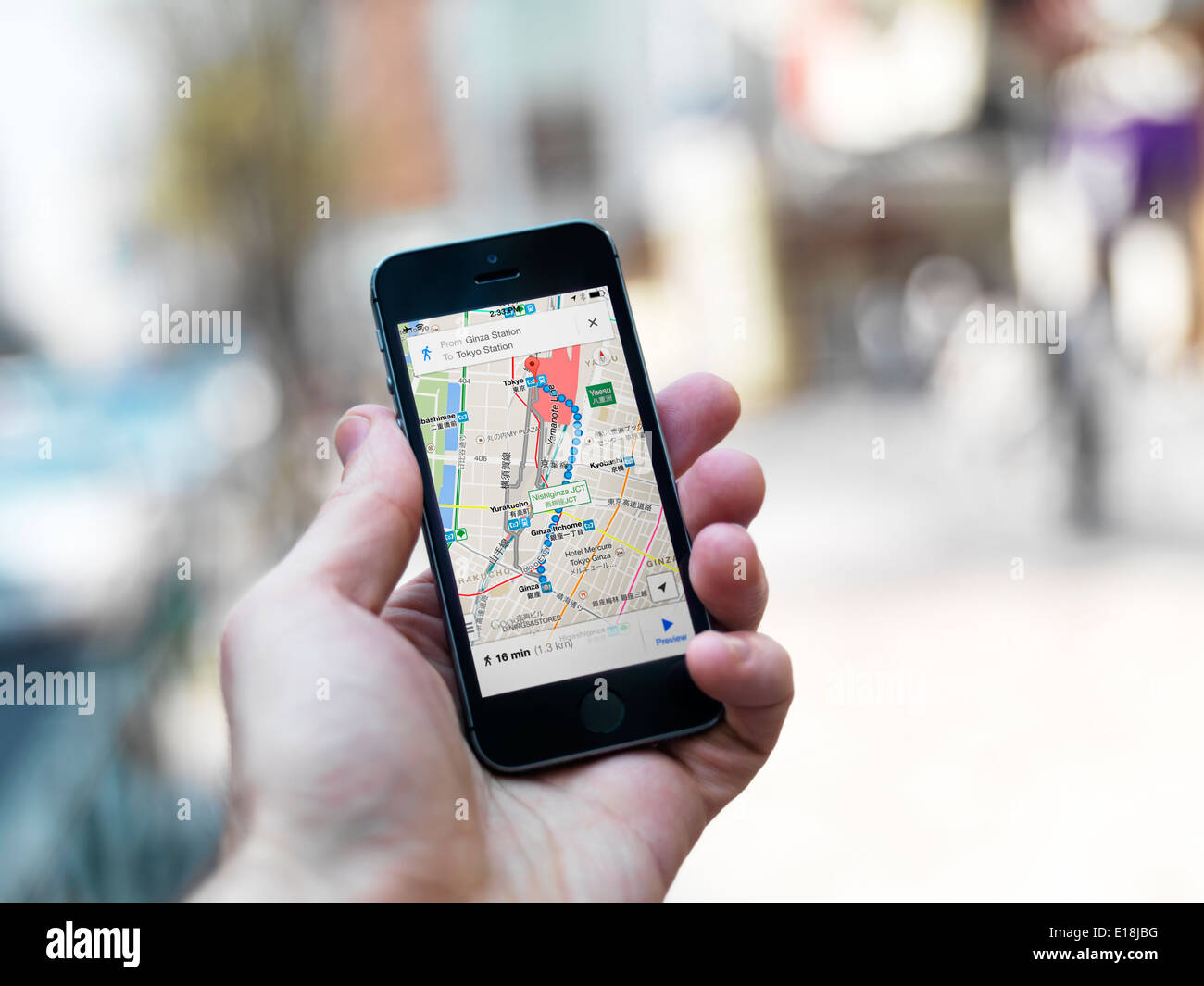 Personne part avec l'iPhone d'afficher Google maps navigation GPS sur les rues de Tokyo, Japon. Banque D'Images