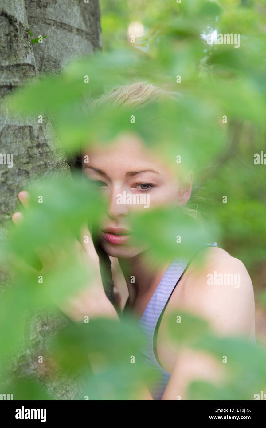 Young woman hugging a tree. Banque D'Images