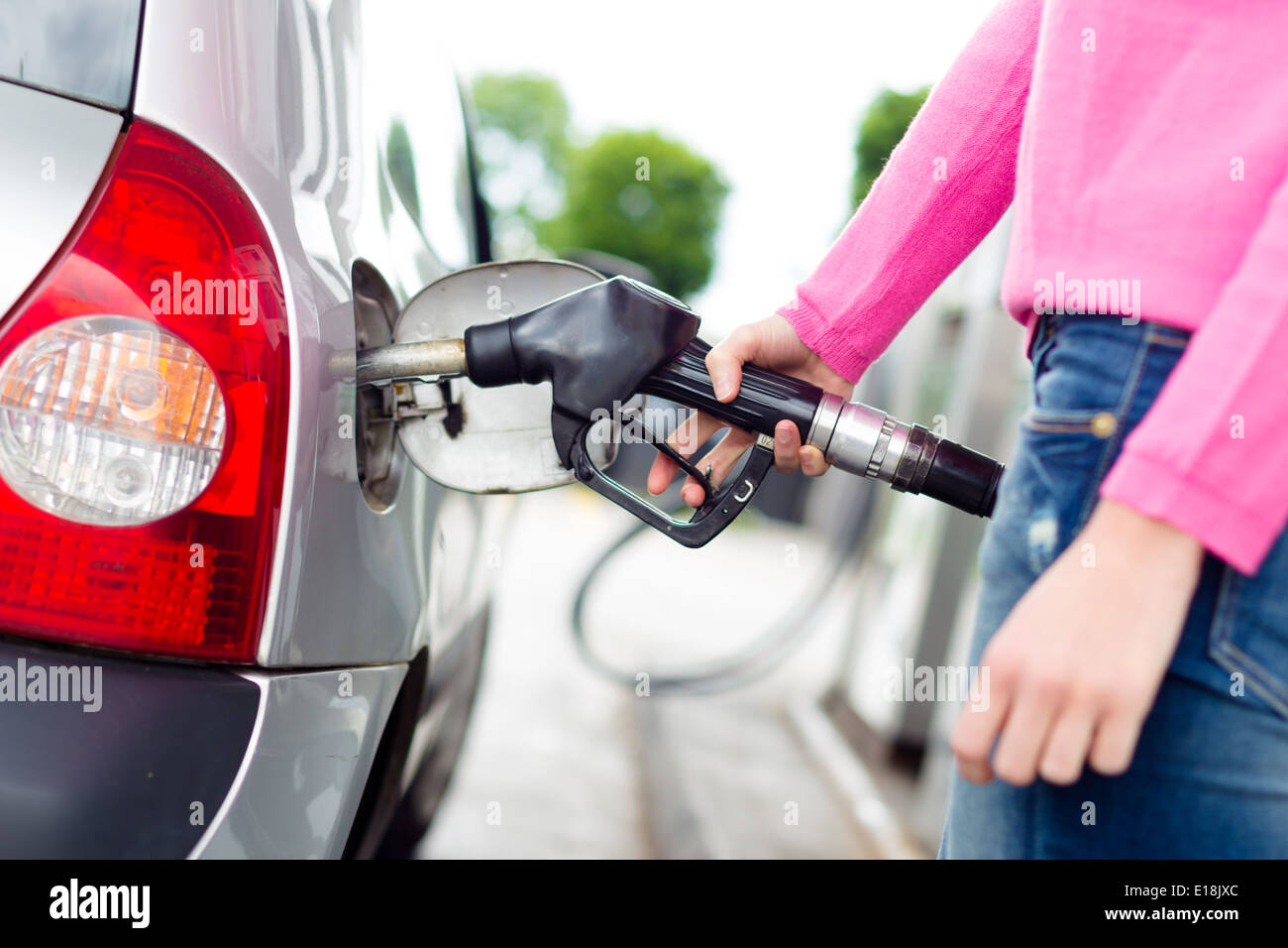Pompage de carburant essence dame en voiture à la station d'essence. Banque D'Images