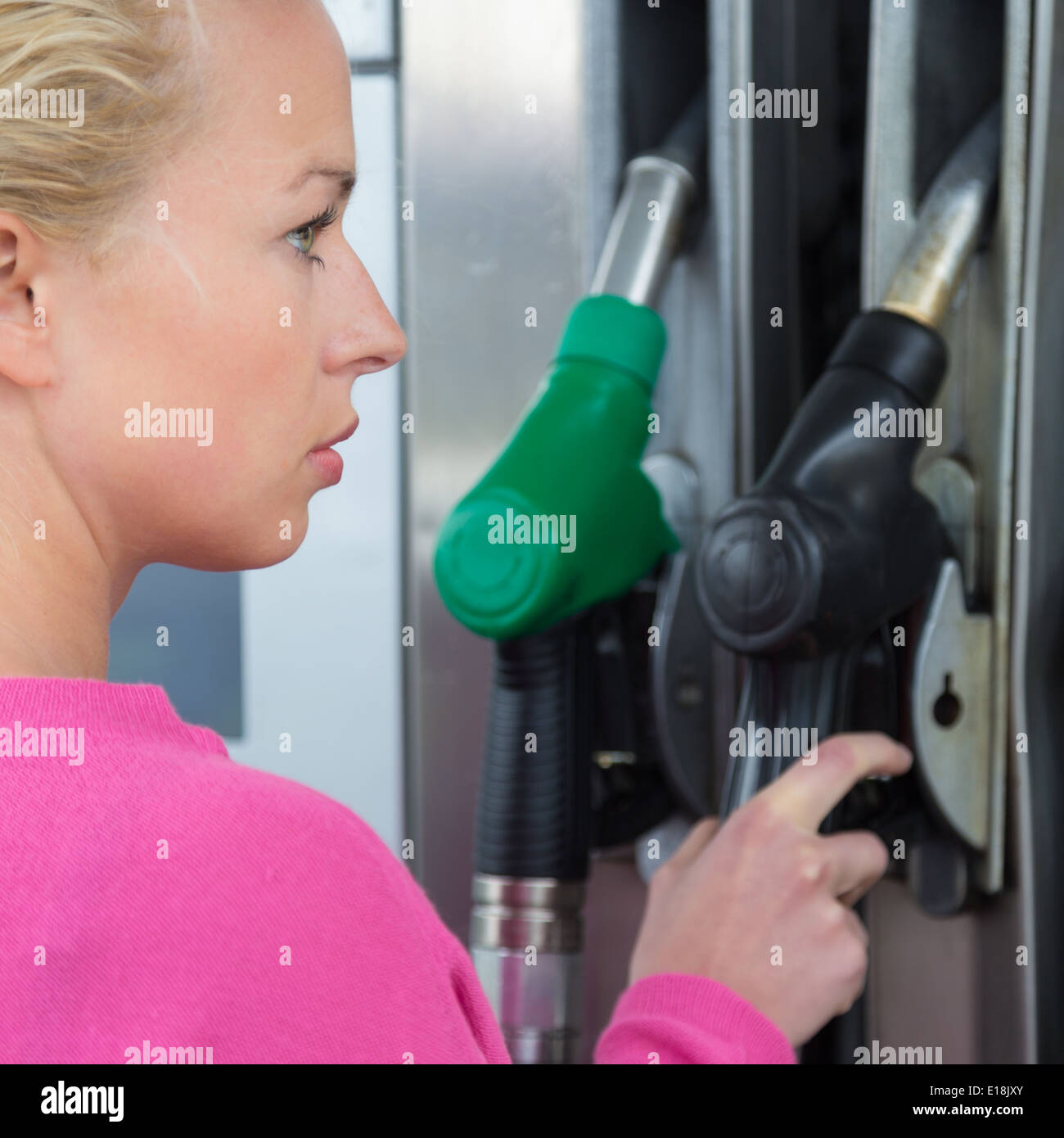 Pompage de carburant essence dame en voiture à la station d'essence. Banque D'Images