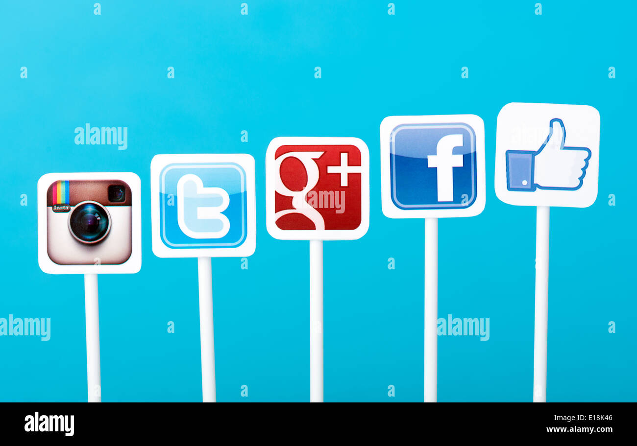 Une collection de marques médias sociaux imprimés sur du papier et placés sur les panneaux en plastique Banque D'Images