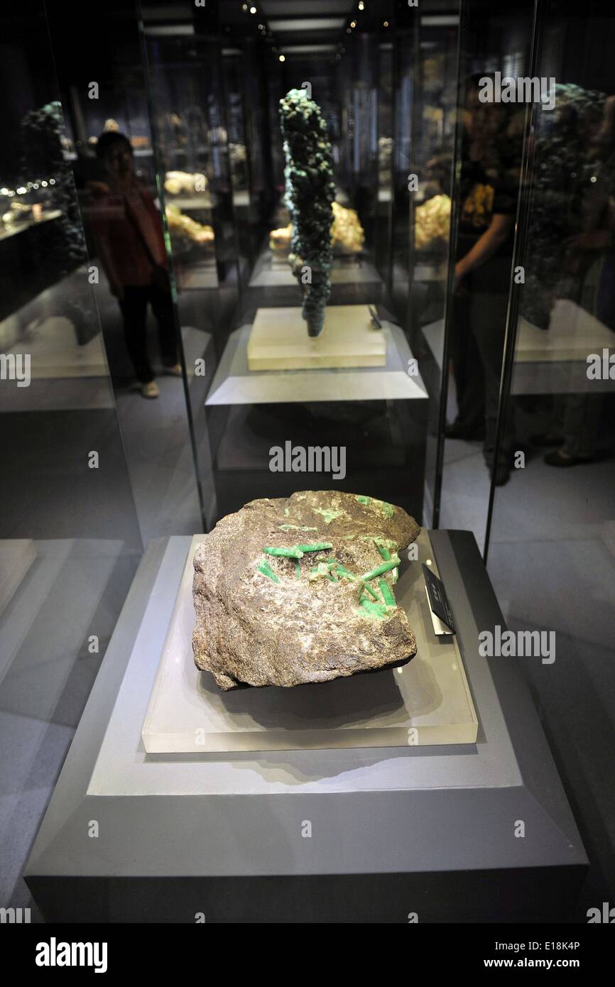 Taiyuan, la province de Shanxi. 27 mai, 2014. Regardez les visiteurs à des spécimens de minerai Musée Géologique de Shanxi à Taiyuan, capitale du nord La province de Shanxi, le 27 mai 2014. Shanxi musée géologique ouvert au public le 18 mai, après 8 ans de planification et de construction. © Zhan Yan/Xinhua/Alamy Live News Banque D'Images