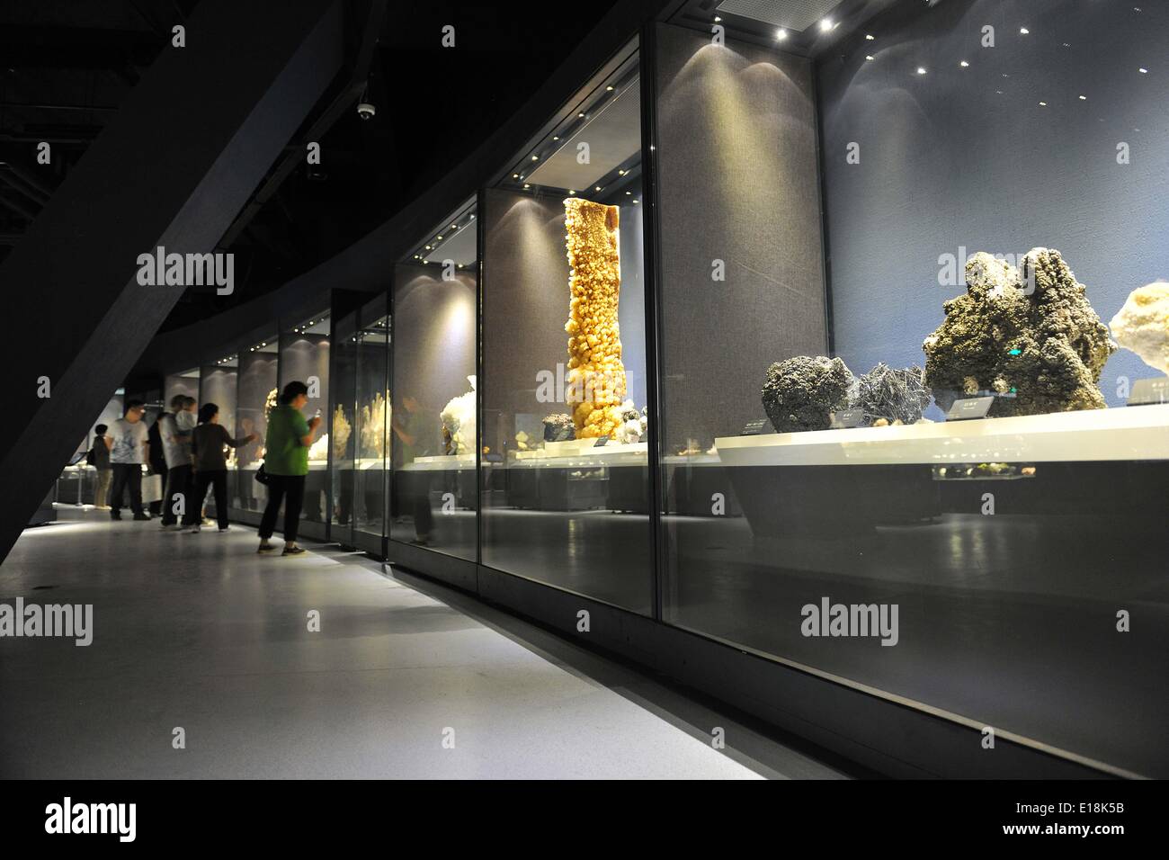 Taiyuan, la province de Shanxi. 27 mai, 2014. Regardez les visiteurs à des spécimens de minerai Musée Géologique de Shanxi à Taiyuan, capitale du nord La province de Shanxi, le 27 mai 2014. Shanxi musée géologique ouvert au public le 18 mai, après 8 ans de planification et de construction. © Zhan Yan/Xinhua/Alamy Live News Banque D'Images