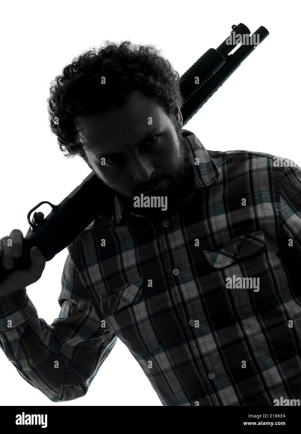 Un homme d'être un tueur en série studio silhouette fusil isolé sur fond blanc Banque D'Images