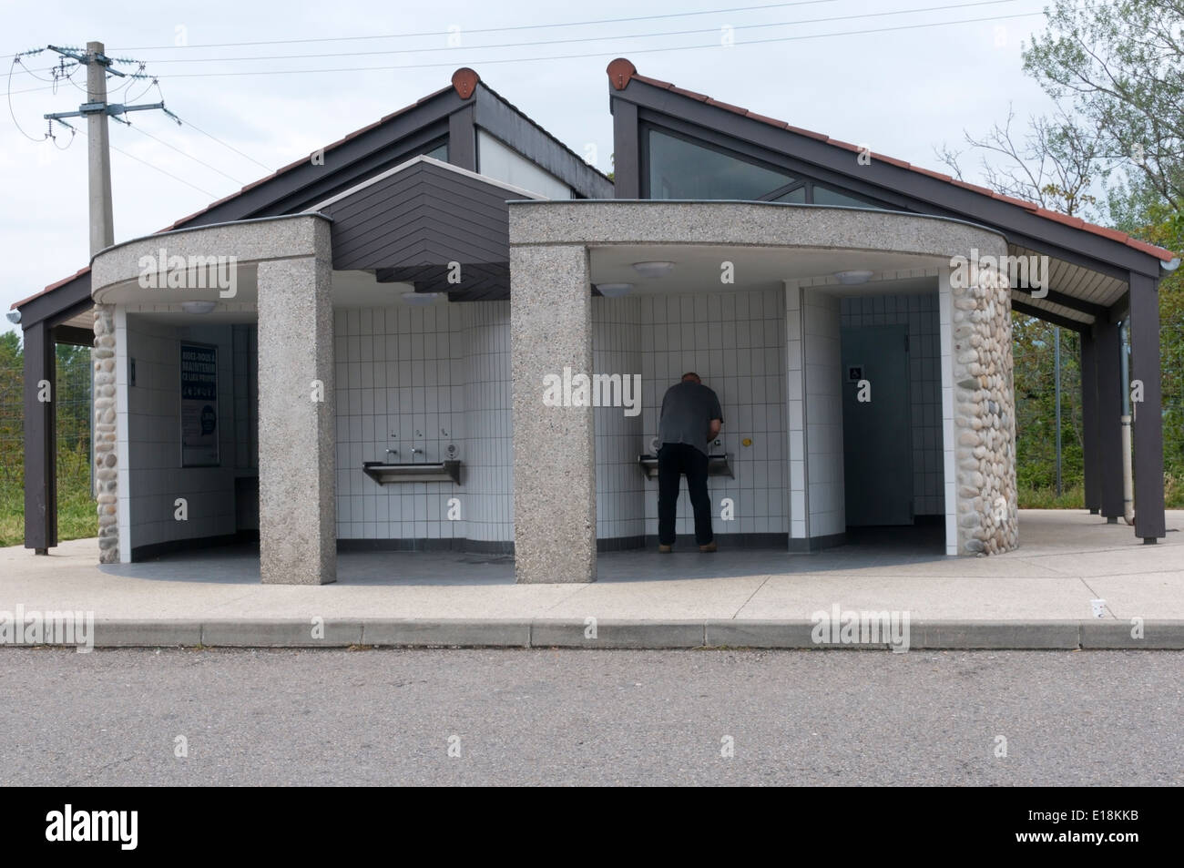 Les toilettes publiques dans les services d'autoroute française à portes les Valence Ouest. Banque D'Images