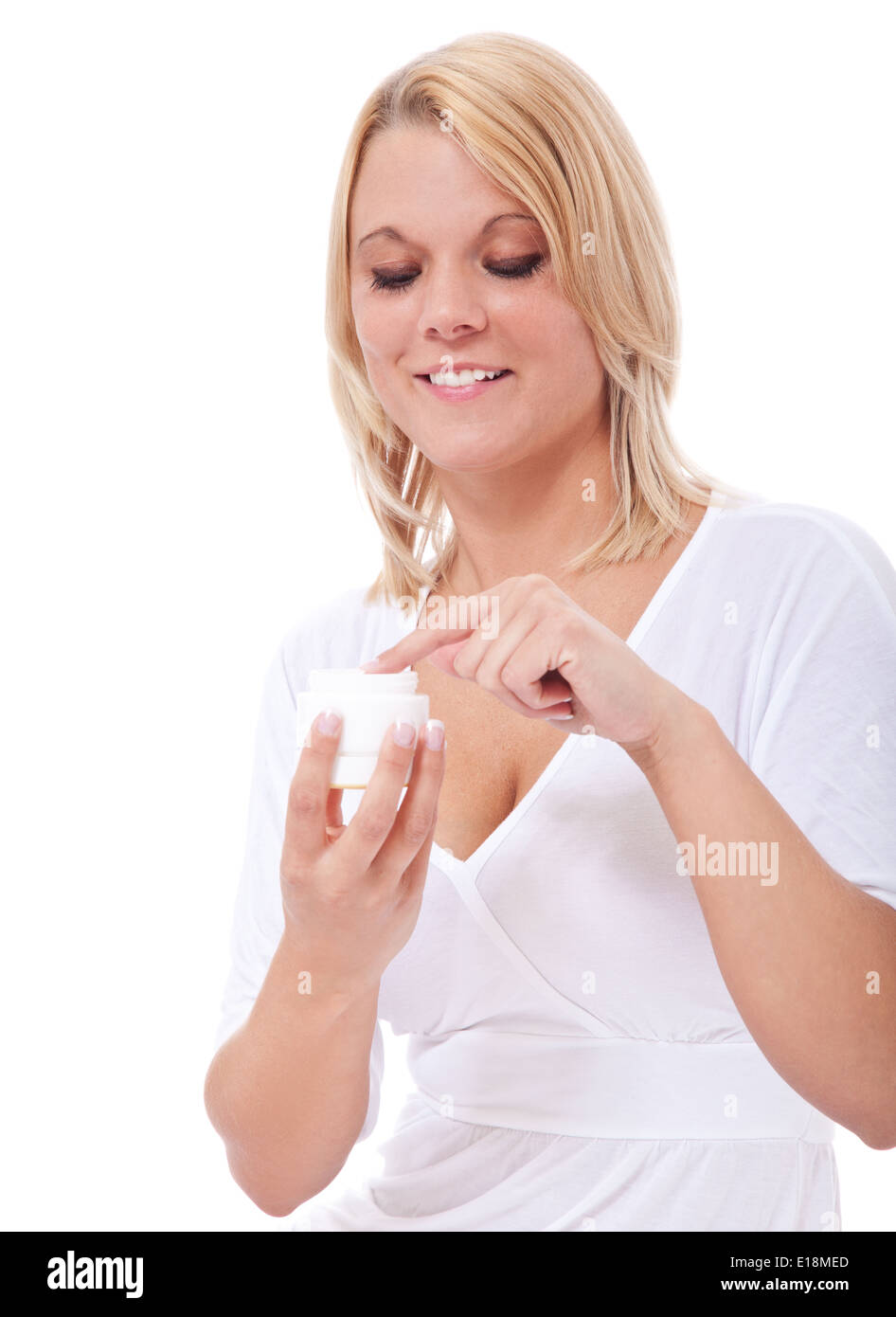 Jeune femme attrayante à l'aide de crème pour la peau Banque D'Images