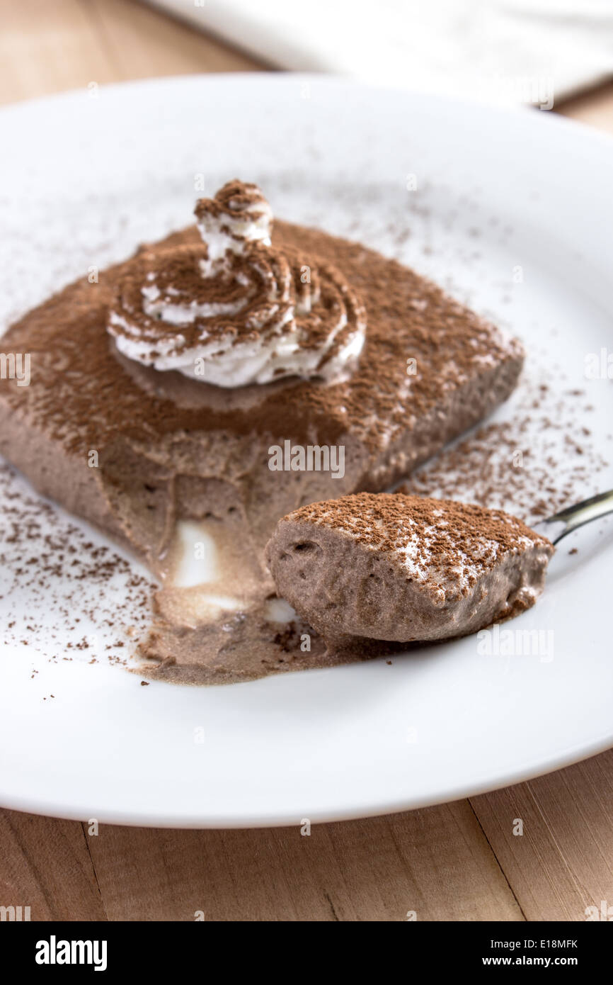 Mousse au chocolat blanc dans la partie plate, Close up Banque D'Images