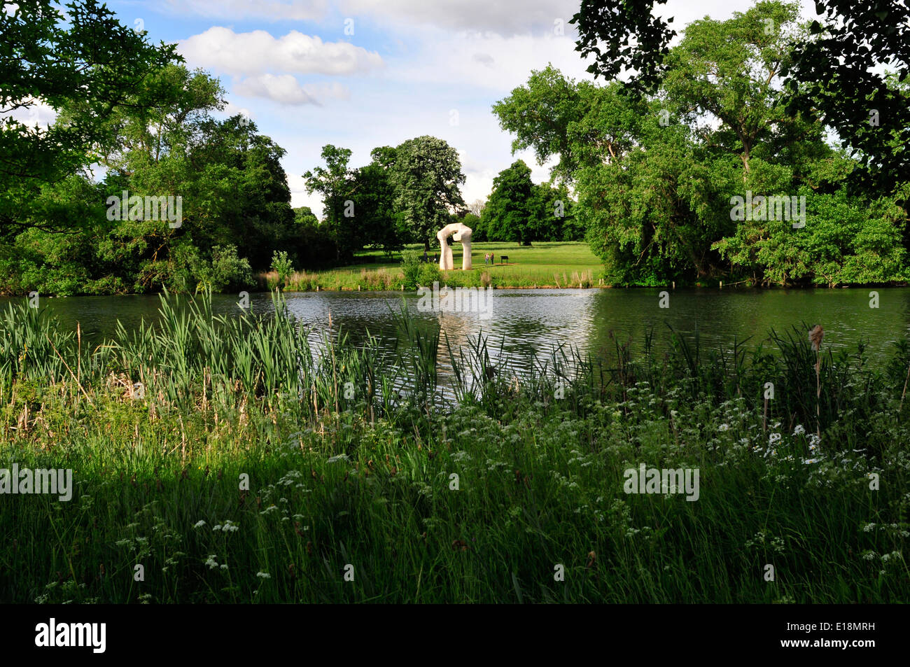 Un avis de passage de Henry Moore à travers le long de l'eau, les jardins de Kensington, Londres. Banque D'Images