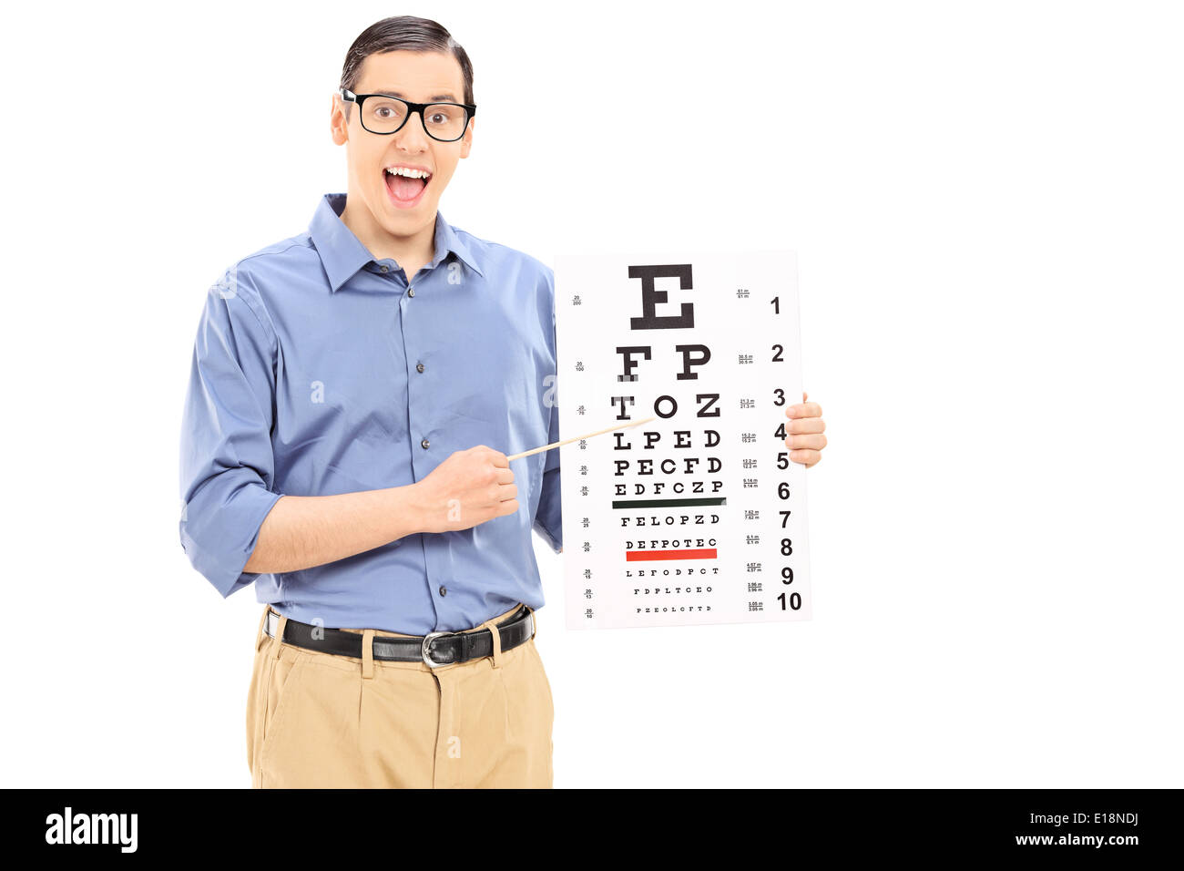 Heureux jeune homme pointant sur un tableau avec bâton en bois Banque D'Images