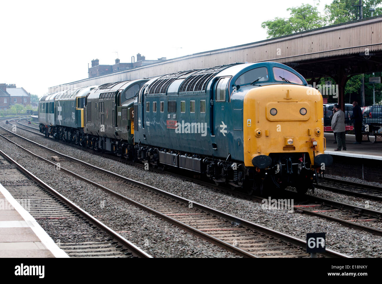 Leamington Spa, Warwickshire, Angleterre, Royaume-Uni. 27 mai 2014. Un trainspotter's delight comme une locomotive Deltic 'The King's Own Yorkshire Light Infantry' chefs une cavalcade de conserves de locomotives diesel à Leamington Spa loin du Diesel Didcot gala qui a eu lieu à la fin de semaine. Crédit : Colin Underhill/Alamy Live News Banque D'Images