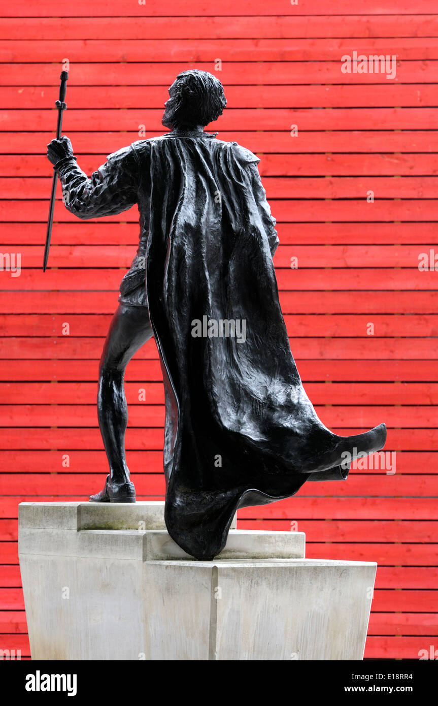 Londres, Angleterre, Royaume-Uni. Statue (par Angela Conner, 2007) de Lord Laurence Olivier dans le rôle de Hamlet, par le Théâtre National Banque D'Images