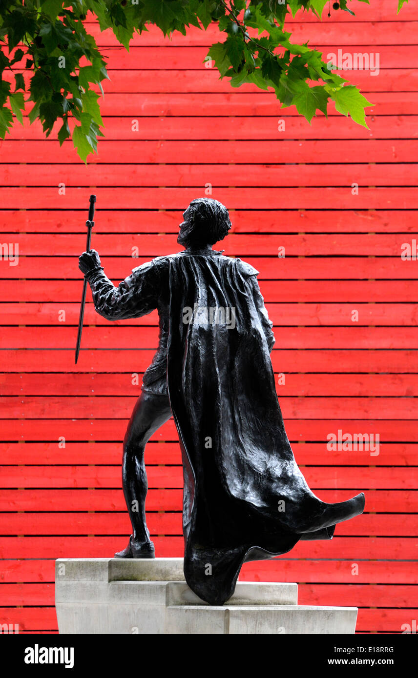 Londres, Angleterre, Royaume-Uni. Statue (par Angela Conner, 2007) de Lord Laurence Olivier dans le rôle de Hamlet, par le Théâtre National Banque D'Images