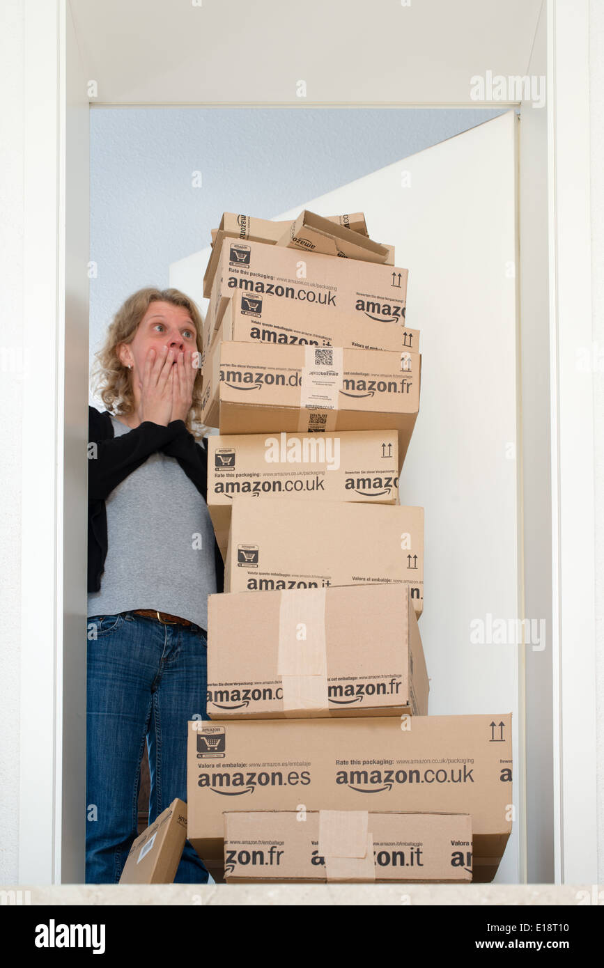 Femme d'être choqué par la prestation d'Amazon.com Banque D'Images