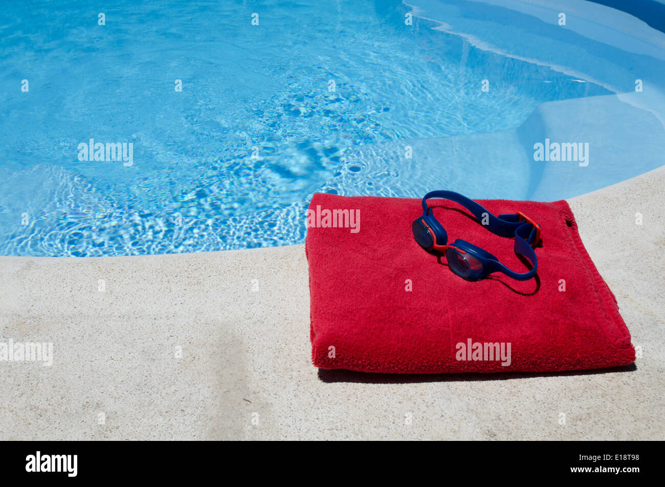 Lunettes de natation et des serviettes de piscine de côté par Banque D'Images