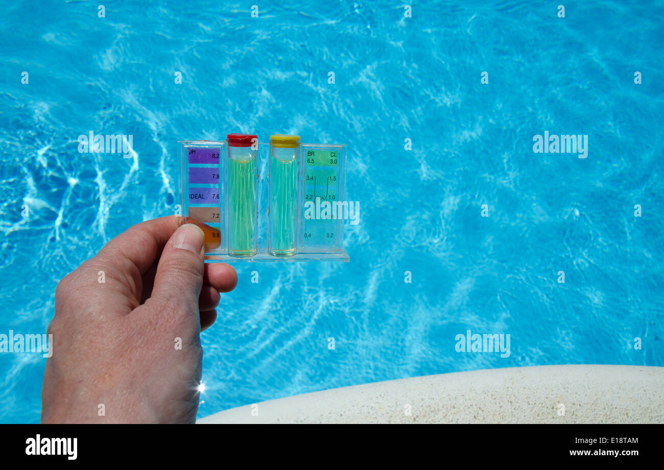 Analyse de l'eau de piscine Banque D'Images