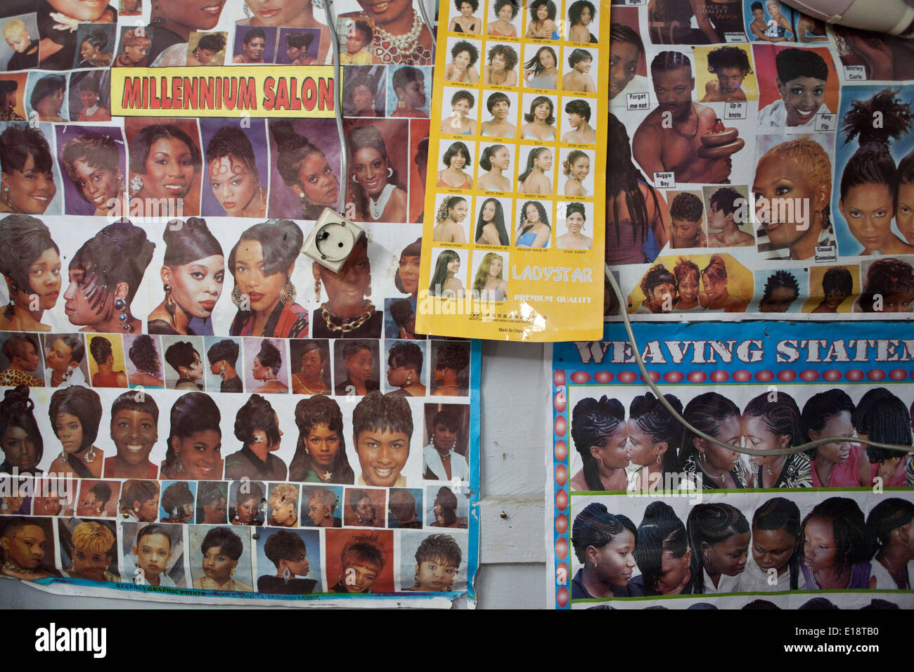 Salon de coiffure des femmes à Yaoundé, Cameroun, Afrique de l'Ouest. Banque D'Images