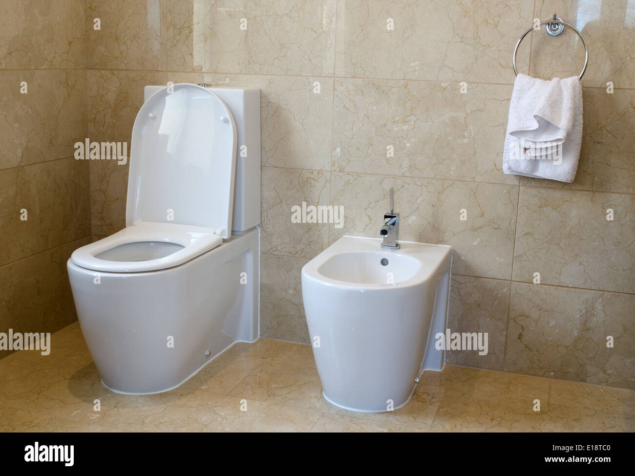 Toilettes et bidet dans une salle de bains pourvue de carrelage en marbre Banque D'Images