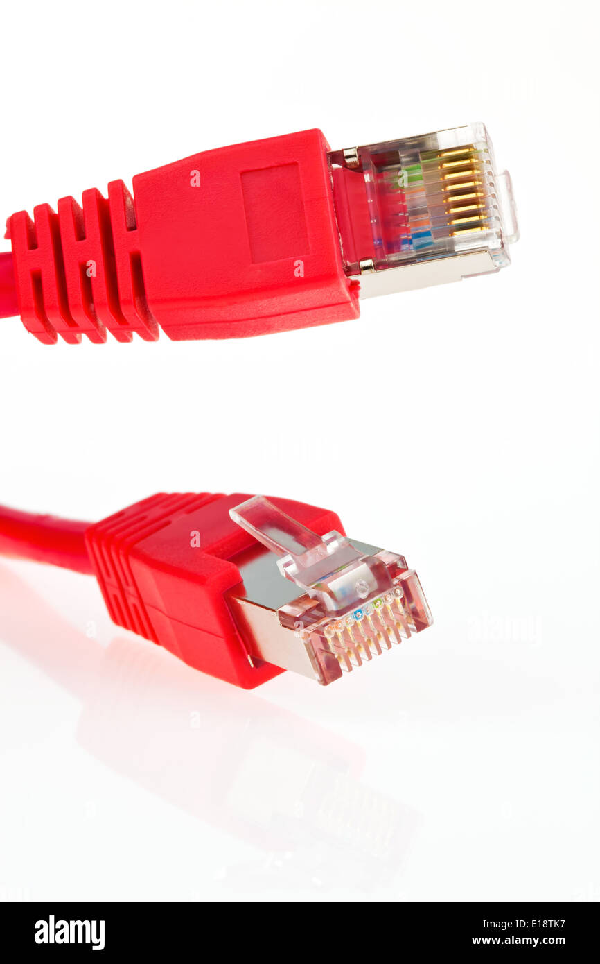 Das rote Kabel eines Netzwerkes von einem Ordinateur. Banque D'Images