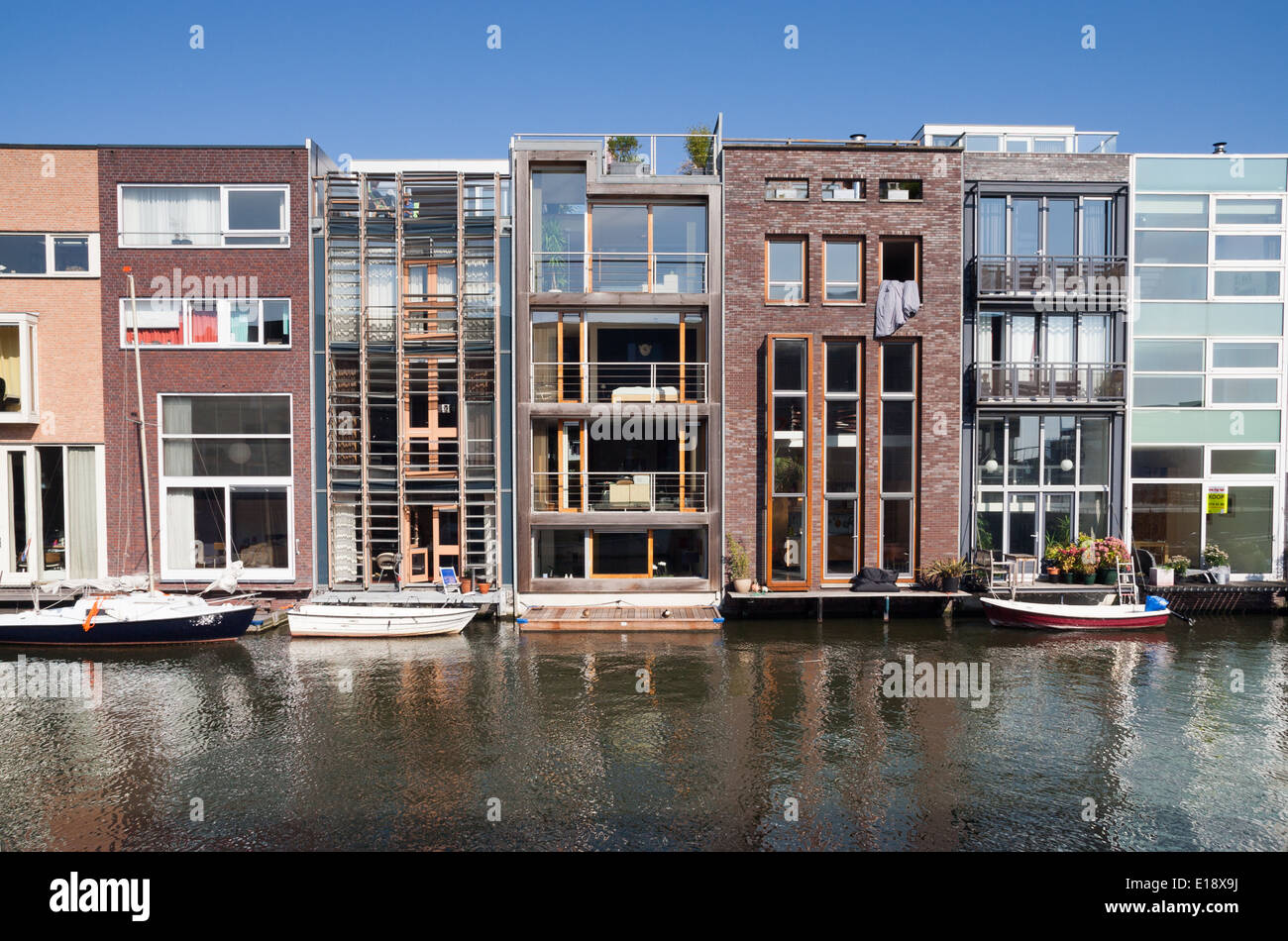 Rangée de maisons de canal auto construire dans l'île de Bornéo Amsterdam Banque D'Images