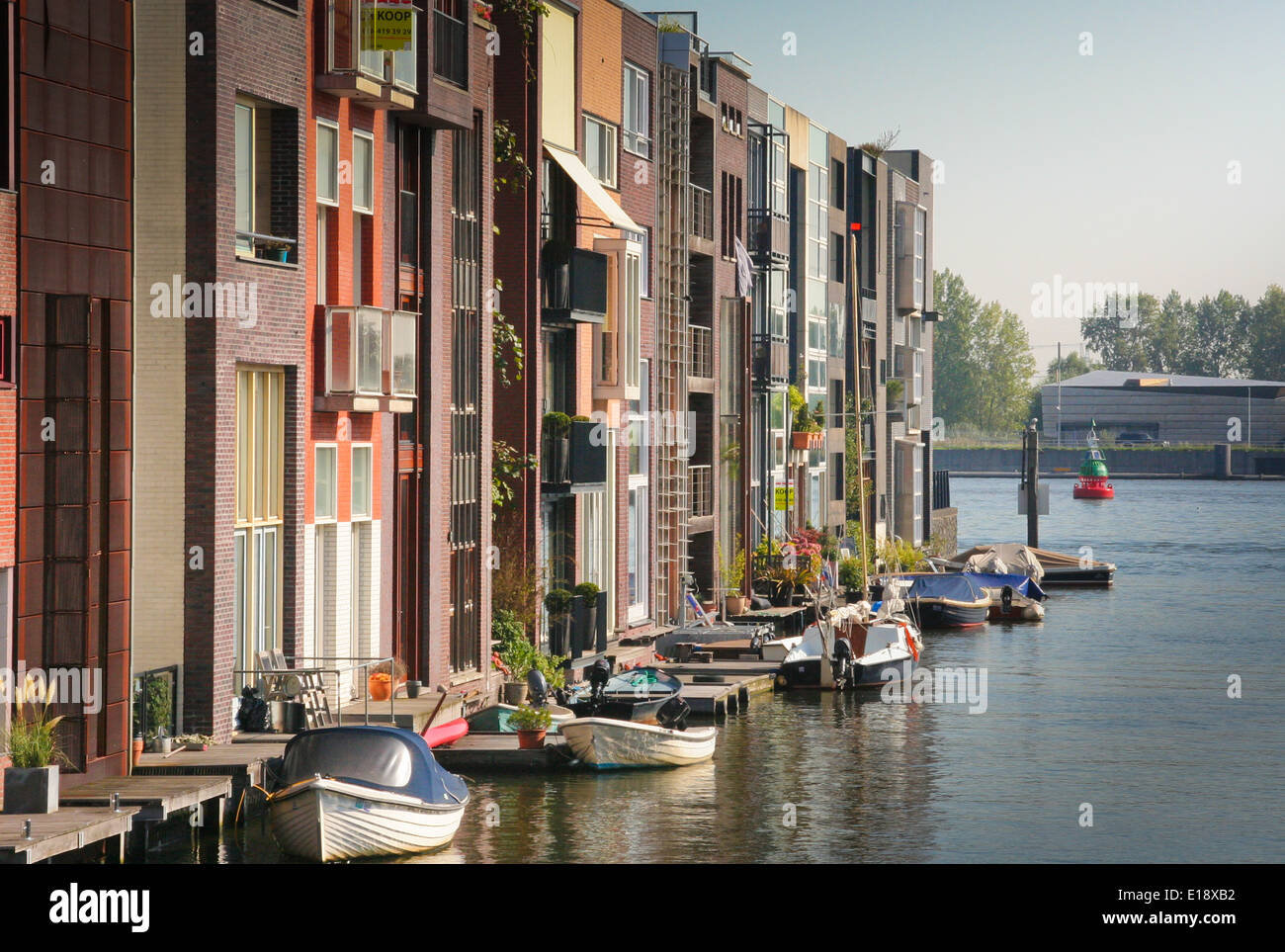 Rangée de maisons de canal auto construire dans l'île de Bornéo Amsterdam Banque D'Images