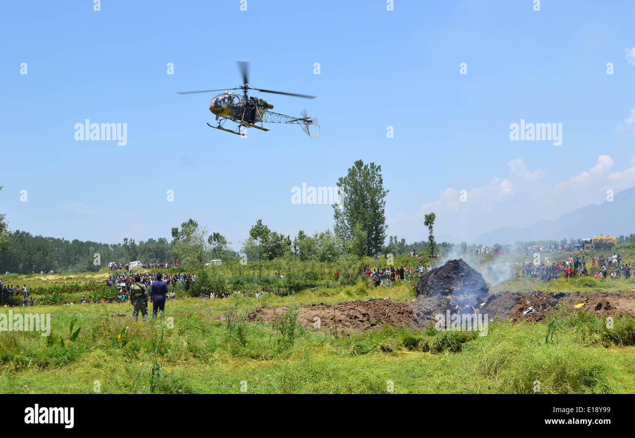 Srinagar, au Cachemire indien. 27 mai, 2014. Soldat de l'armée indienne s'occuper de l'épave d'un avion de chasse MiG-21 qui s'est écrasé à Marhama Bijbehara village dans le district d'Anantnag, au sud de Srinagar, dans le Cachemire indien le 27 mai 2014. L'Indian Air Force (IAF) pilote a été tué lorsque son avion de chasse MiG-21 s'est écrasé à environ 10 kms de l'Awantipur air base, Crédit : Shafat Sidiq / Pacific Press/Alamy Live News Banque D'Images