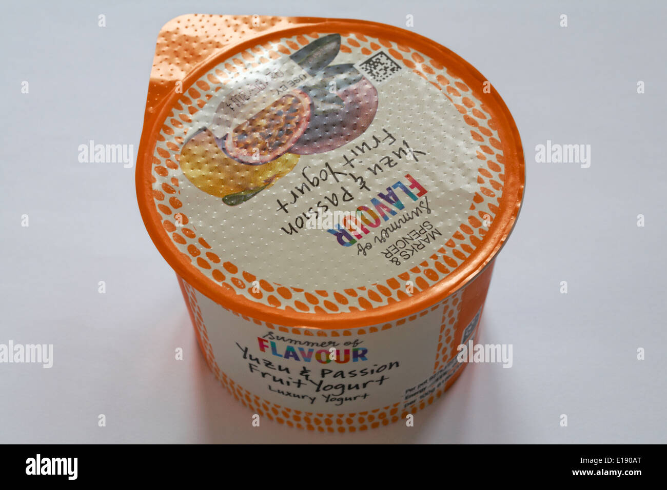 Pot de Marks & Spencer d'été Yuzu Saveur de yogourt aux Fruits & Passion yaourts de luxe isolé sur fond blanc - yaourt aux Fruits & Passion de Yuzu Banque D'Images