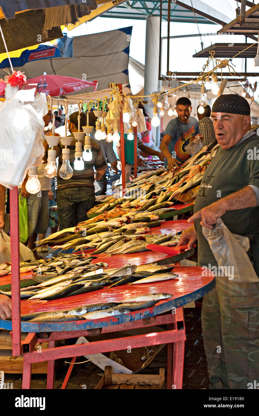 Poisson frais pour la vente sur le marché turc en plein air Banque D'Images