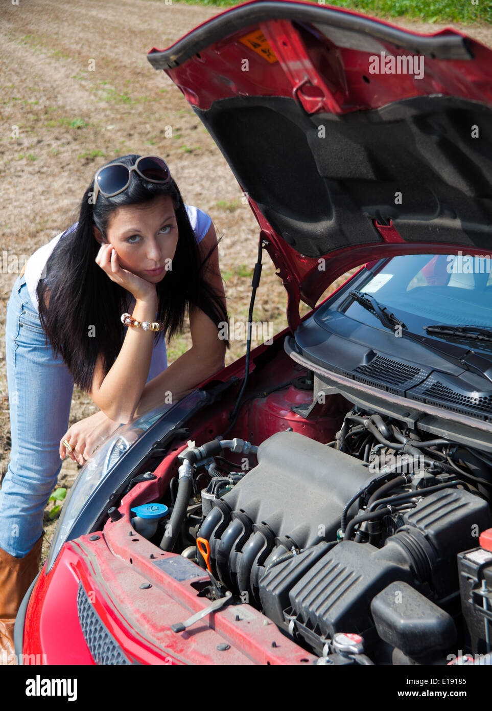 Junge Frau Hat Bei Ihrem Auto Eine Panne Motorschaden Banque De