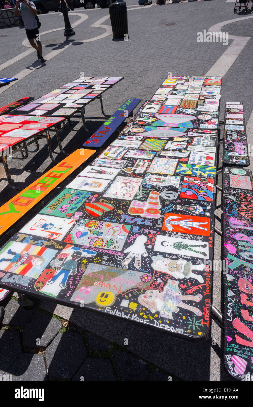 La salle à manger décorée de tableaux de l'école art qui représentent divers problèmes sociaux sont vus dans Union Square Park à New York Banque D'Images