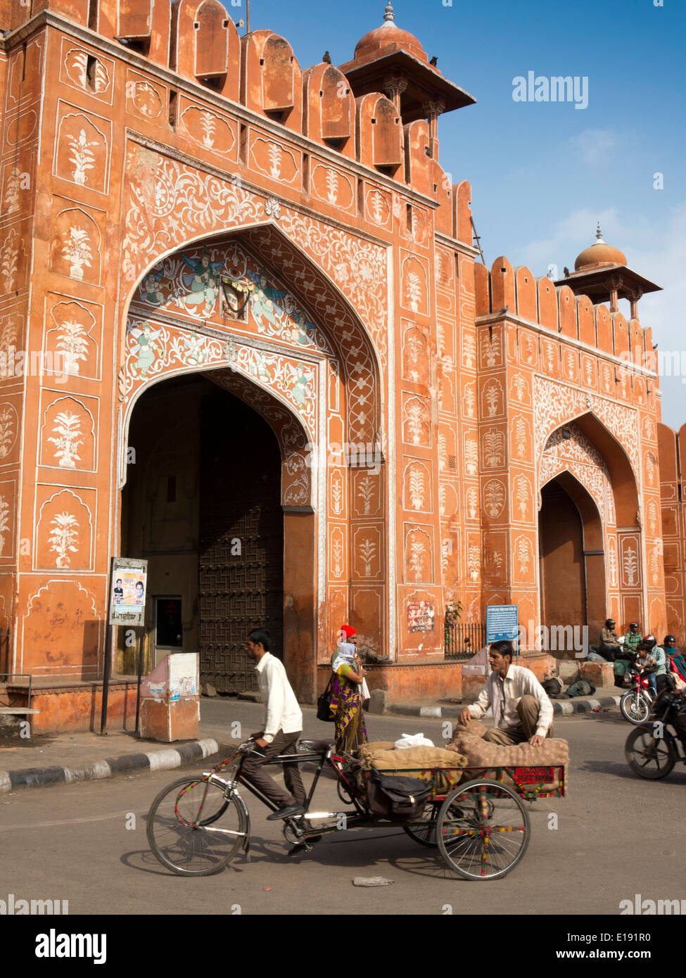 L'Inde, Rajasthan, Jaipur, Modikhana, Ajmeri Gate, cycle rickshaw panier Banque D'Images